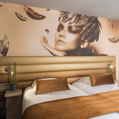 Tête de lit Sizel aux formes arrondies dans chambre d'hôtel